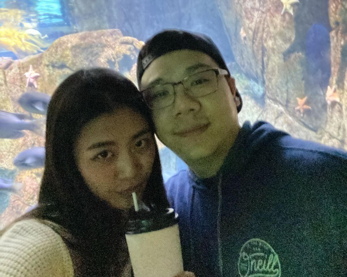 Christine and Thomas in front of a large aquarium.