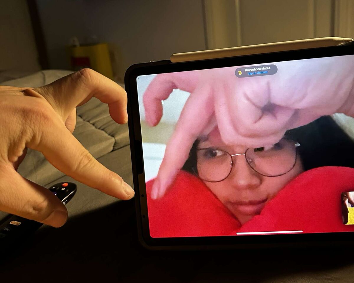 A late-night video call between Christine and Thomas during their long-distance season.